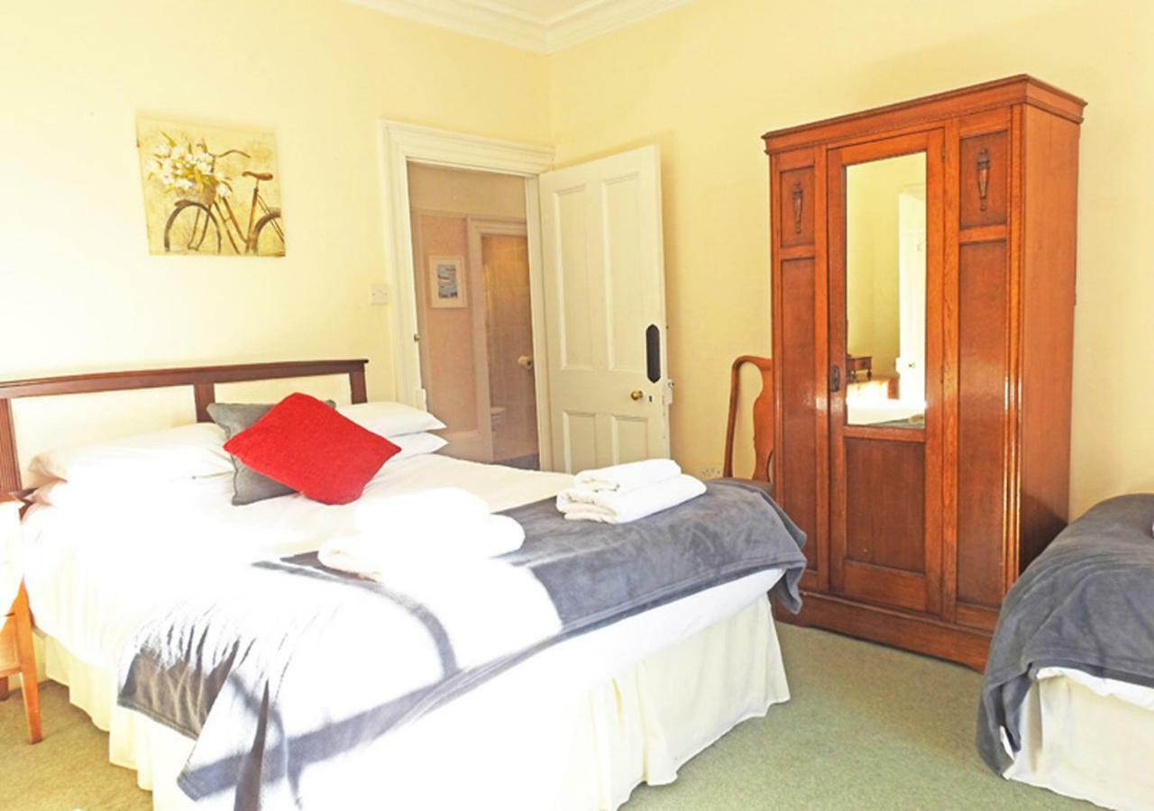 Bury Villa - 7 Bedrooms Sleeping 18 Guests Gosport Bagian luar foto